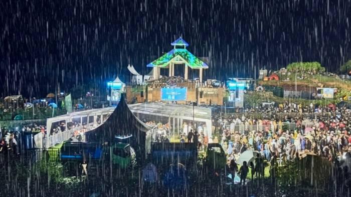 Hujan Lebat saat Puncak Bau Nyale, Pengunjung Manfaatkan Tenda BPBD