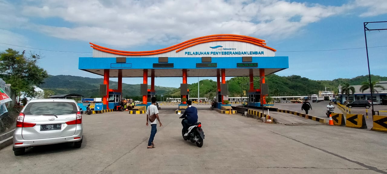 beberapa-orang-melintas-di-depan-gerbang-pelabuhan-lembar.jpg