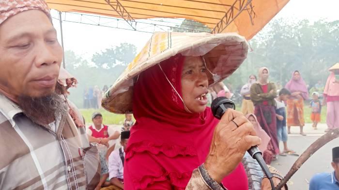 Tangis Istri Warga Desa Segala Anyar Korban Penusukan, Dua Bulan Menanti Pelaku Ditangkap