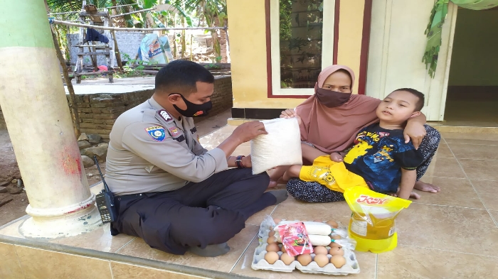 Demi Bantu Yatim Piatu dan Kaum Difabel, Polisi Ini Rela Julan Kerang dan Kepiting
