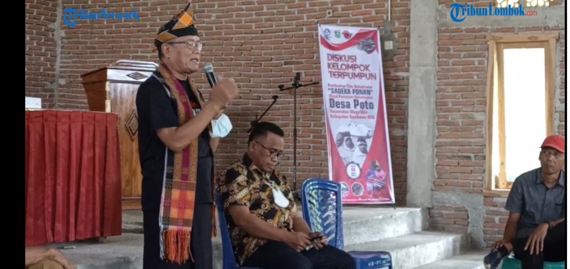 Budayawan Sumbawa Paparkan Filosofi Beras dalam Penganan Adat