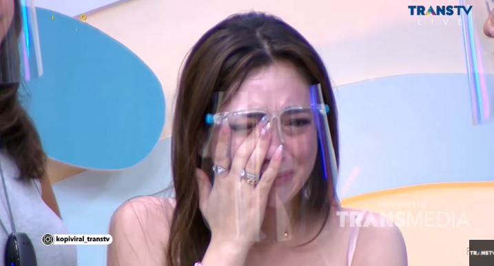 celine-evangelista-menangis-ada-video-stefan-william-dengan-wanita-lain.jpg