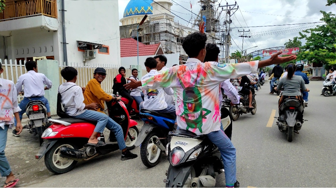 Rayakan Kelulusan, Siswa SMA di Kota Bima Konvoi Coret Seragam hingga Bawa Panah