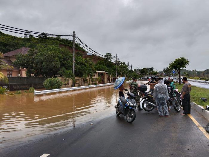 Cuaca Buruk! Jalan Bypass Sirkuit Mandalika Tergenang, Aparat Lakukan Penyedotan Air