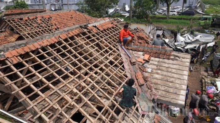 dampak-angin-puting-beliung-di-kabupaten-sumedang_20240222_193253.jpg