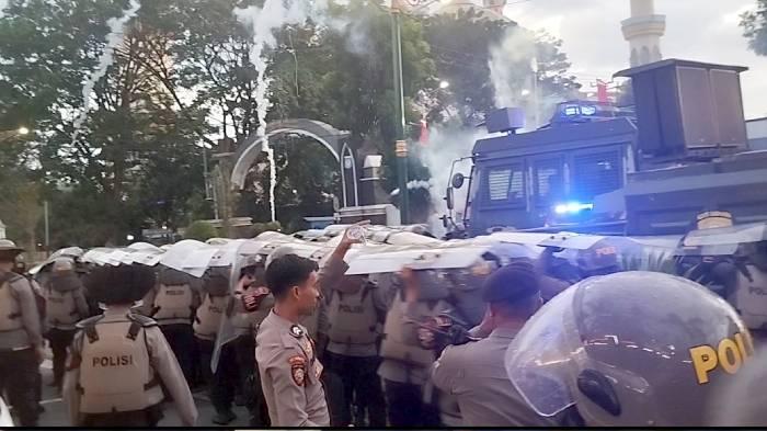 demo-ntb-uu-pilkada-ricuh-3jpg.jpg