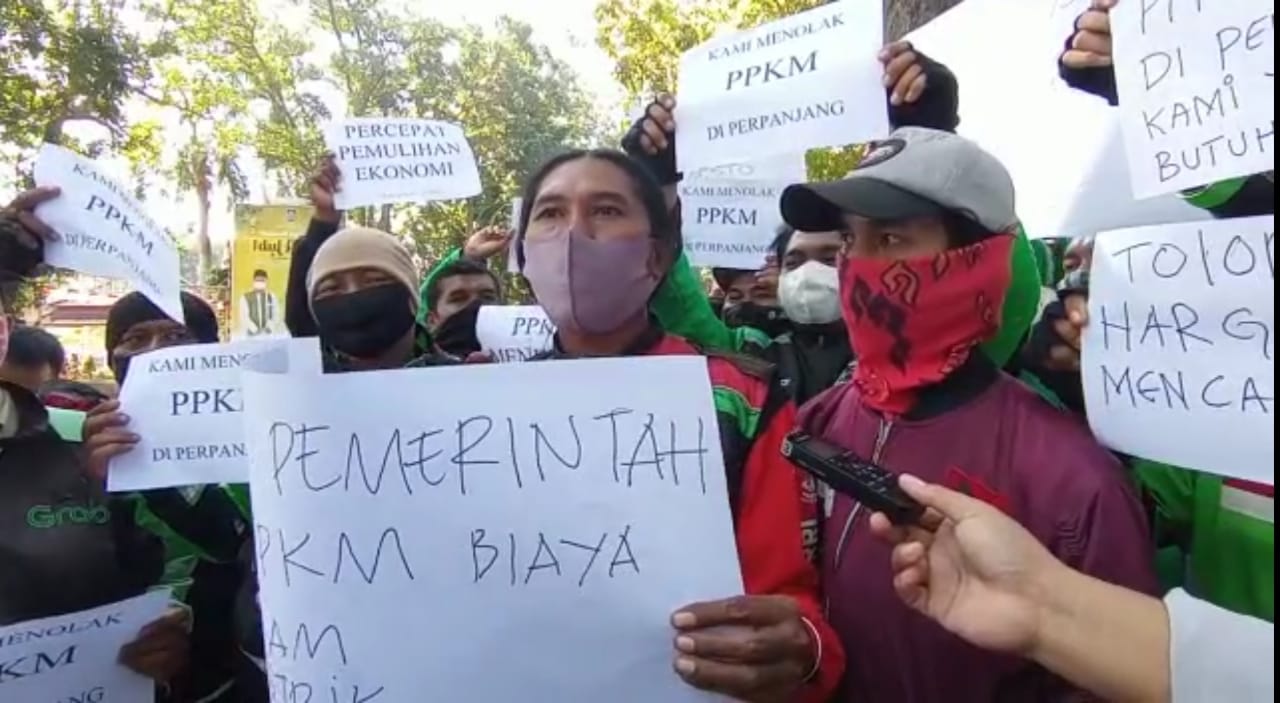 demo-ojek-online-di-depan-kantor-gubernur-provinsi-ntb.jpg