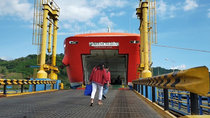 eberapa-orang-penumpang-naik-ke-kapal-feri-di-pelabuhan-lembar.jpg