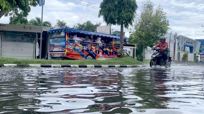 genangan_air_jalan_mataram_9283838jpg.jpg