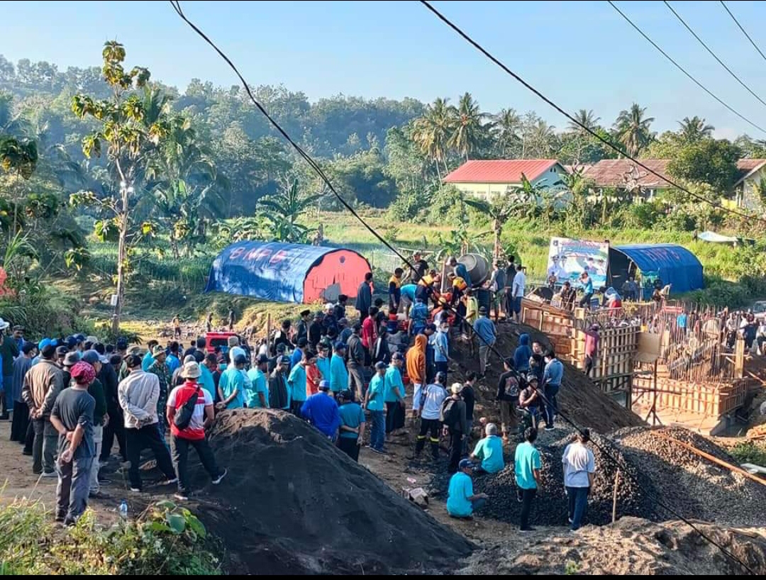 gotong-royong-pembangunan-jembatan-459-pemoles-sabtu-1672022.jpg