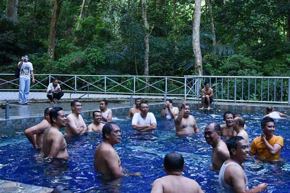 gubernur-provinsi-ntb-zulkieflimansyah-berenang.jpg