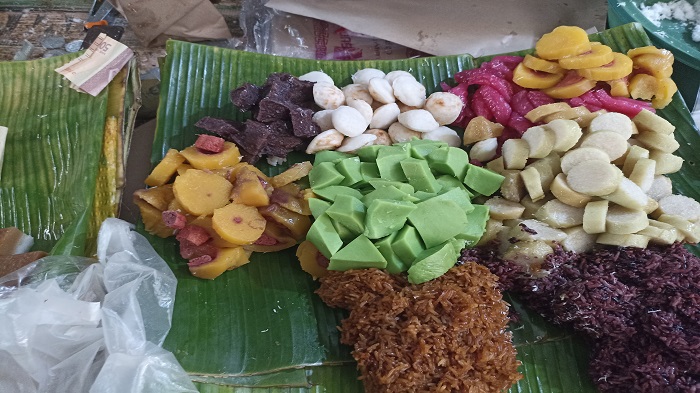 jajanan-tradisional-yang-dijual-di-pasar-tradisional-dasan-agung.jpg