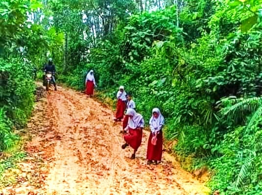 Bertahun-tahun Rusak, Jalan di Desa Kalodu Bima Tak Kunjung Diperbaiki