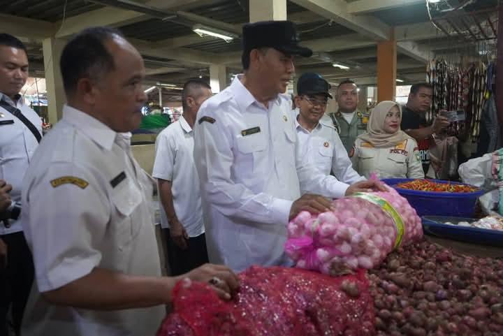 Bupati dan Wakil Bupati Sumbawa Sidak Harga Sembako di Pasar Seketeng