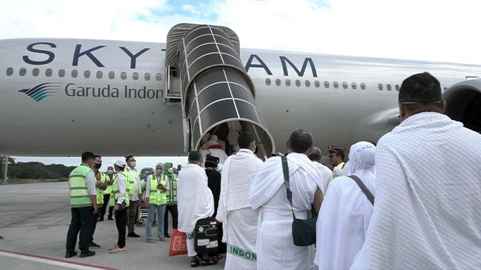 jemaah-haji-naik-pesawat-bandara-lombok.jpg