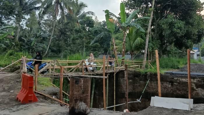 Jembatan Masbagik-Pringgasela Tak Kunjung Diperbaiki, Warga Bikin Jembatan Bambu Lagi