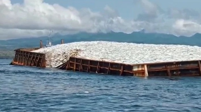 kapal-tongkang-yang-memuat-pupuk-karam-di-perairan-oi-fanda-ambalawi-bima.jpg