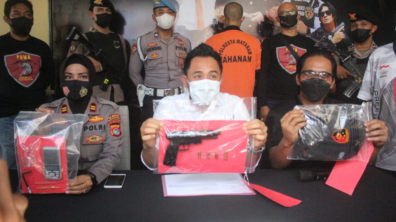 kasat-reskrim-polresta-mataram-menunjukkan-senpi-rakitan-yang-dimiliki-tersangka-jd.jpg