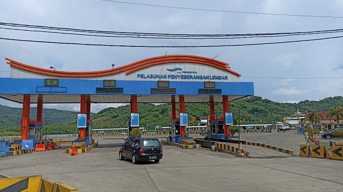 kendaraan-rode-empat-memasuki-gerbang-pelabuhan-penyeberangan-lembar.jpg