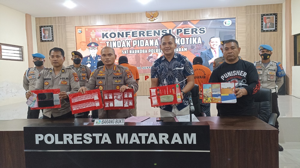 konferensi-pers-pasangan-suami-istri-yang-dibekuk-oleh-oleh-satresnarkoba-polresta-ma.jpg