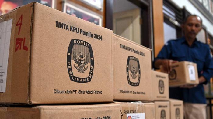 kpu-kota-malang-terima-4904-botol-tinta-pemilu-2024_20231024_195834.jpg
