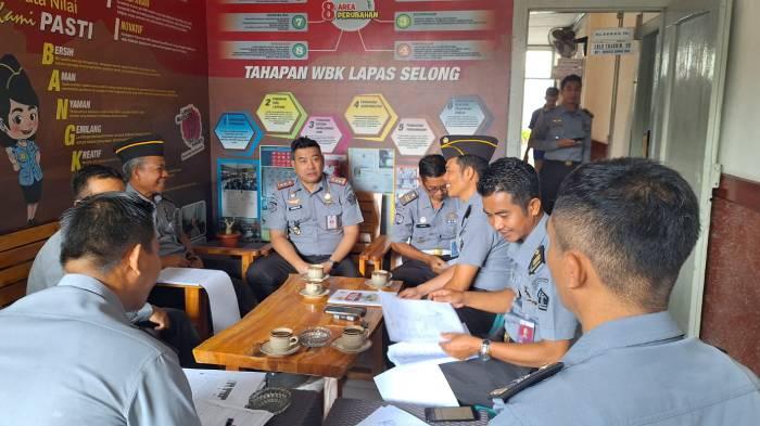 Kepala Lapas Selong Matangkan Kesiapan Pemungutan Suara Pemilu 2024 bersama KPPS