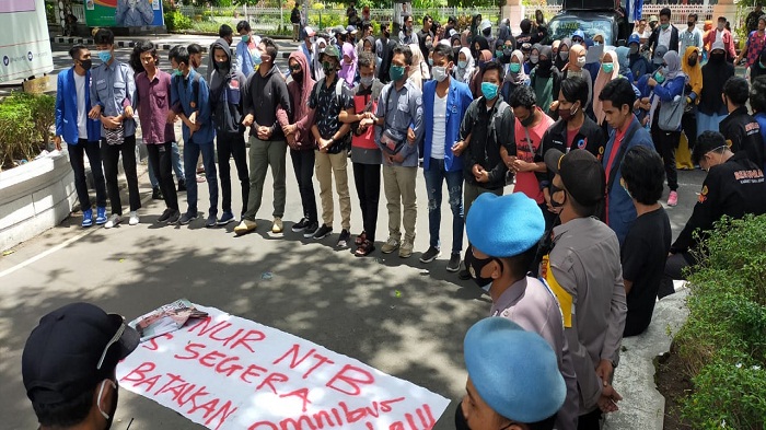 Mahasiwa di NTB Kembali Demo Tolak UU Omnibus Law, Nilai Kinerja Satu Tahun Jokowi Mengecewakan