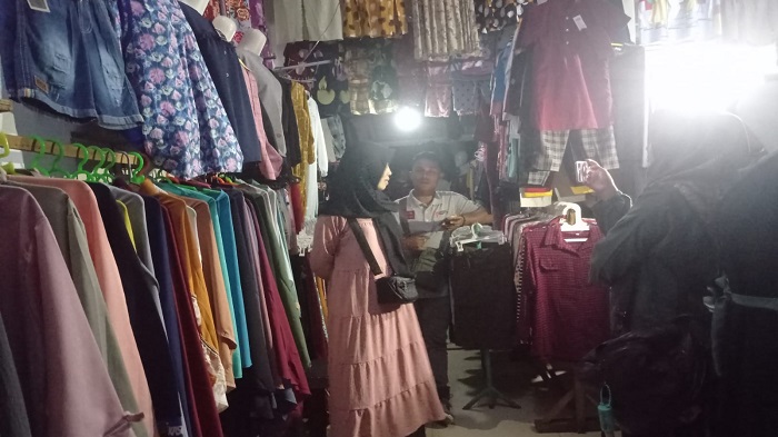 2 Pekan Mati Lampu di Pasar Renteng Lombok Tengah, Pedagang Harus Sediakan Senter & Powerbank