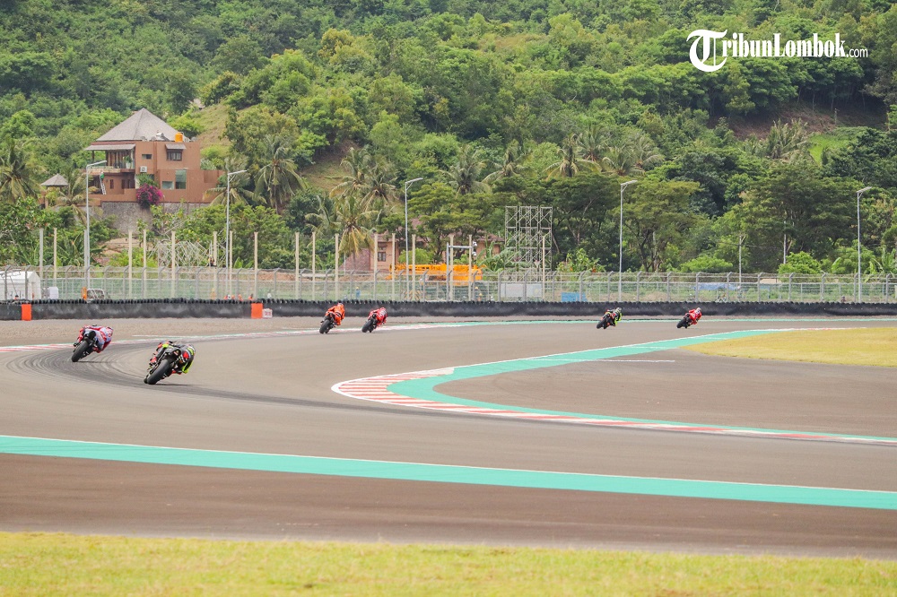 para-pembalap-motogp-saat-melaksanakan-tes-pramusim-di-sirikuit-mandalika.jpg