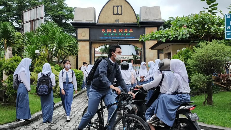 para-siswa-sman-1-mataram-menggunakan-masker-lengkap.jpg