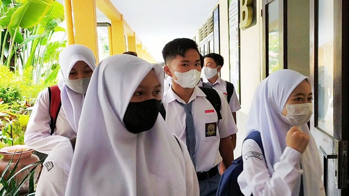 para-siswa-sman-1-mataram-menggunakan-masker-saat-hendak-pulang-sekolah.jpg