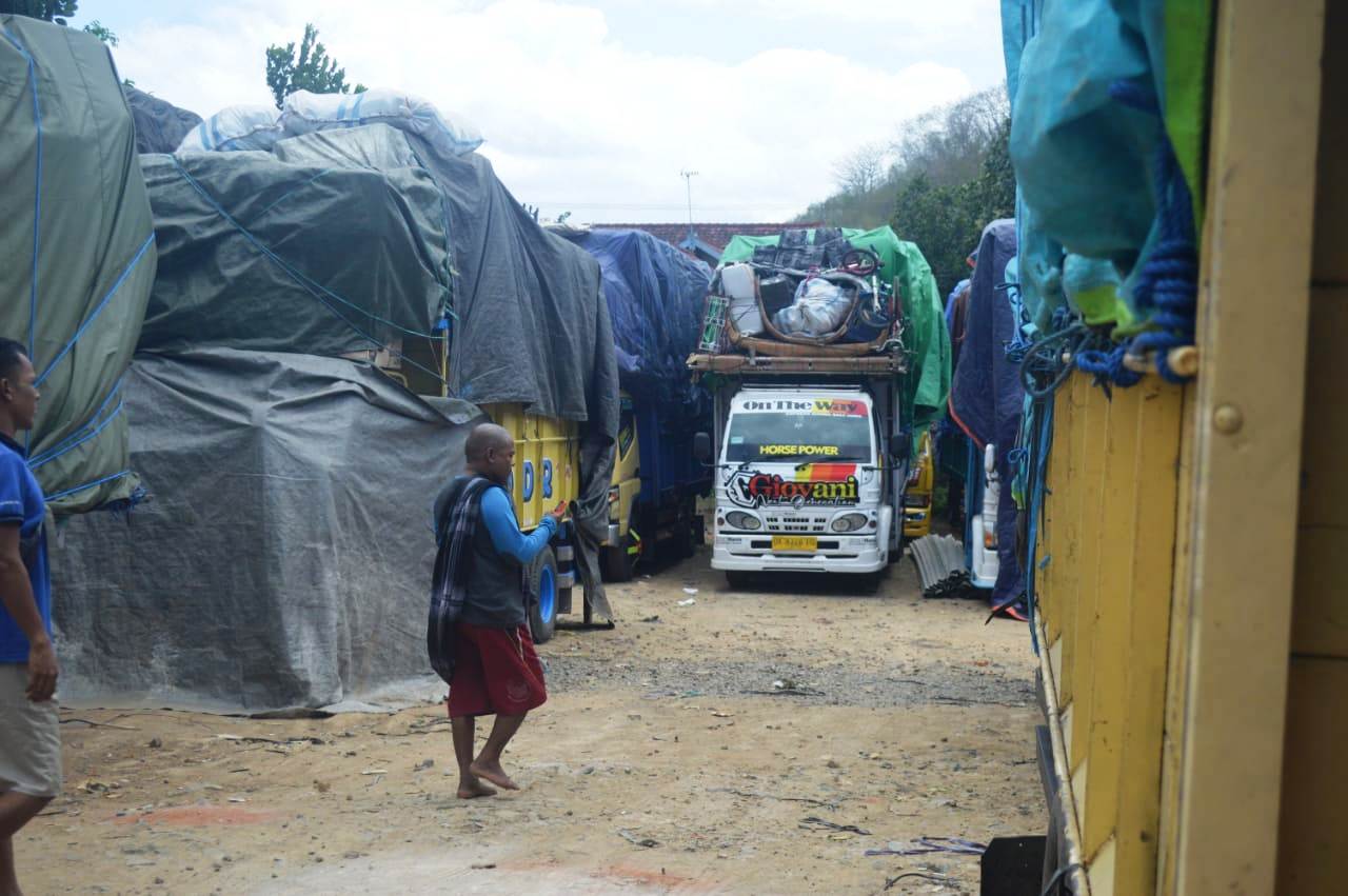 para-sopir-truk-asal-ntt-yang-tertahan-di-pelabuhan-lemba.jpg