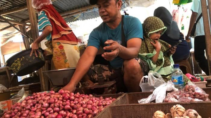 pedagang-bawang-di-pasar-Gunung-Sari.jpg