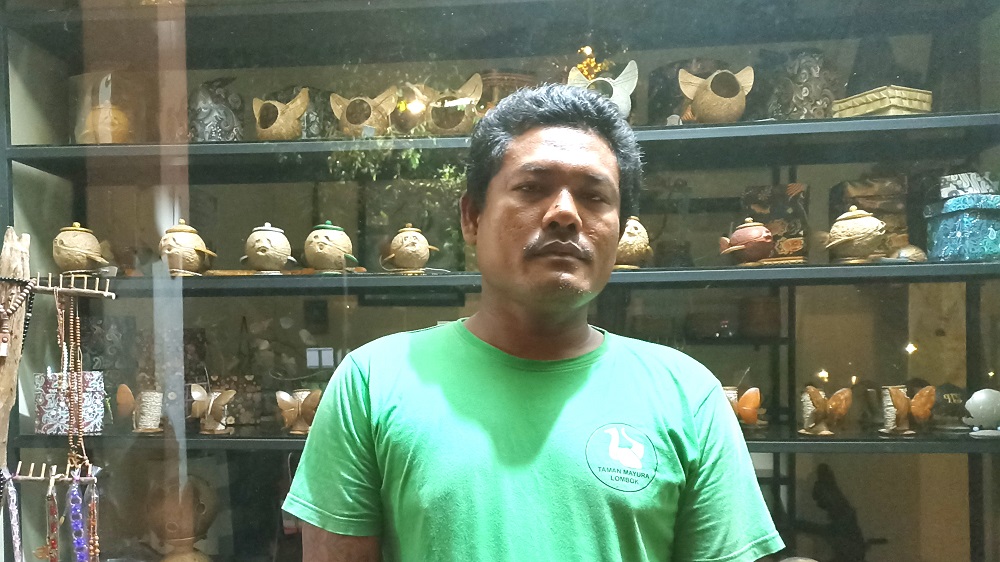 pemilik-kerajinan-tangan-batok-kelapa-wayan-di-taman-ma.jpg
