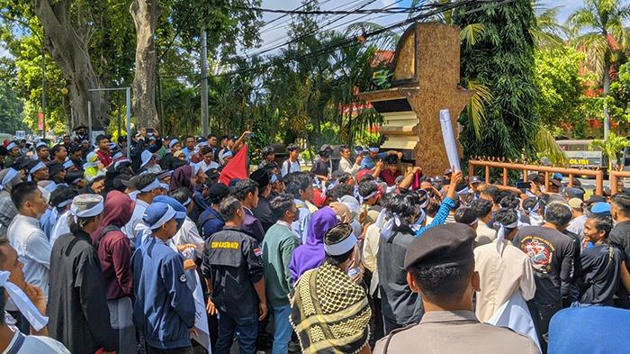 3 Tuntutan Massa Aksi di NTB Soal Kisruh Ponpes Al Zaytun: Tangkap Panji Gumilang Sampai Bekingnya