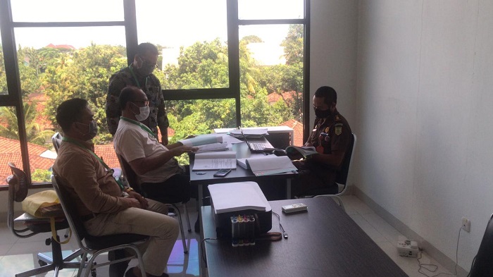 penyidik-kejati-ntb-memeriksa-mantan-kadis-pertanian-dan-perkebunan-ntb-husnul-fauzi.jpg