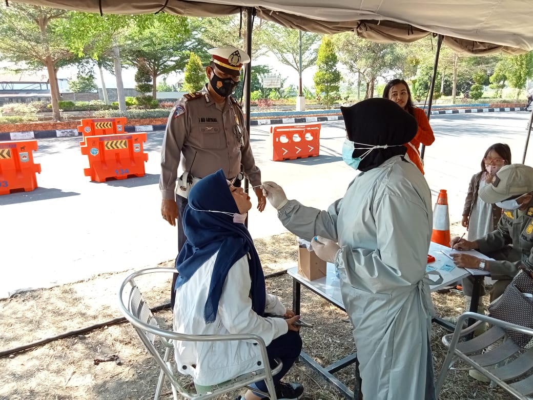 petugas-kesehatan-mengambil-sampel-melalui-tes-swab-covid-19-kepada-warga-kota-mataram.jpg