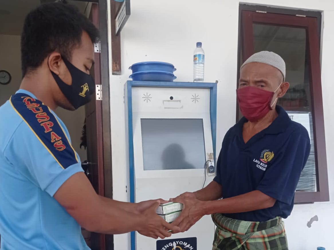 petugas-lapas-kelas-iia-mataram-memberikan-alat-mandi.jpg