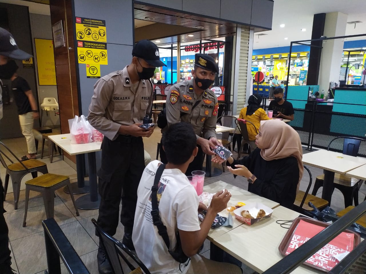 petugas-membagikan-masker-kepada-pengunjung-mal-dalam-patroli-protokol-kesehatan.jpg