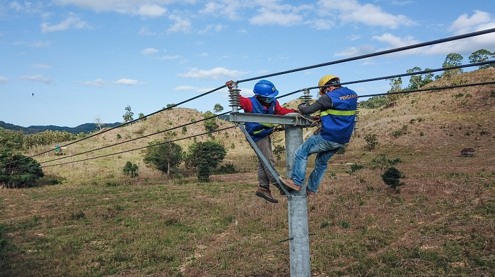 petugas-pln-memperbaiki-jaringan-listrik-di-wilayah-ntb.jpg