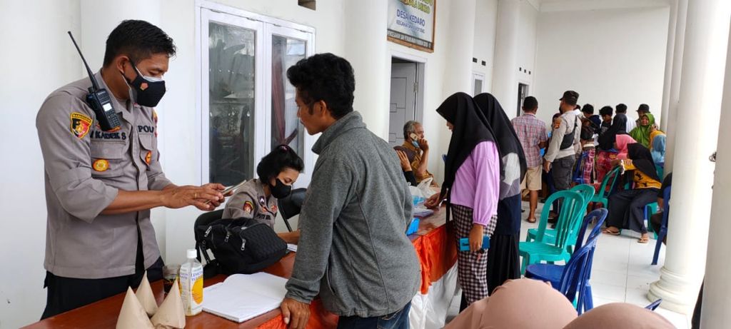 petugas-polres-lombok-barat-memeriksa-kondisi-kesehatan-calon-penerima-vaksin-covid.jpg