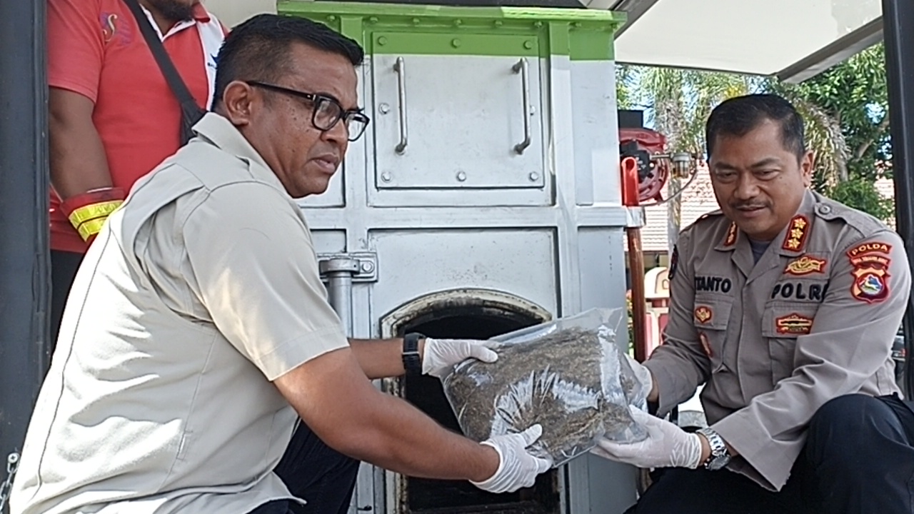 Polda NTB Musnahkan 1,7 Kilogram Ganja dan Sabu 14,48 Gram dengan Mesin Insinerator