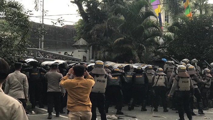 Massa Aksi Jebol Gerbang Kantor DPRD NTB Tolak Kenaikan BBM, Diwarnai Hujan Batu &amp; Kejar-kejaran