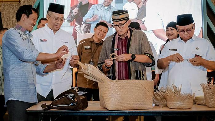Momen Sandiaga Uno Bikin Anyaman Bambu Khas Loyok Lombok Timur Bareng Gubernur dan Bupati