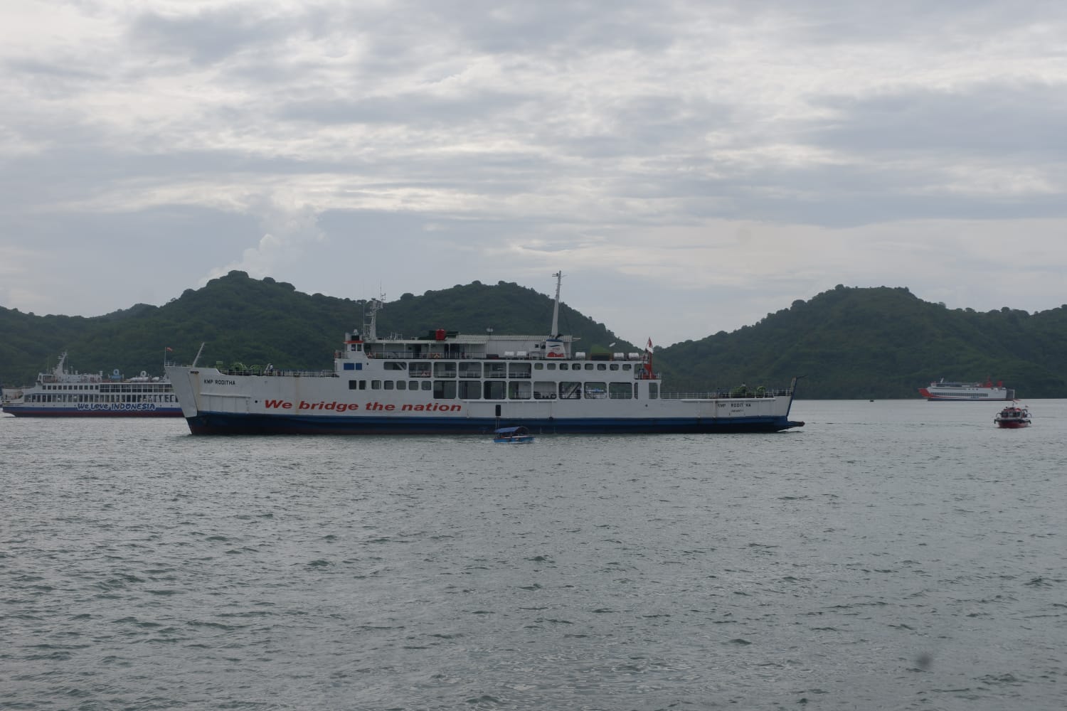 sebuah-kapal-pengangkut-penumpang-hendak-memasuki-kawasan-pelabuhan-lembar.jpg