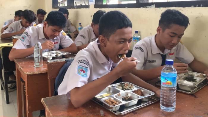 siswa-smp-mataram-makan-bergizi-mbgjpg.jpg