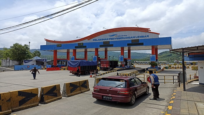 suasana-pelayanan-penyeberangan-oleh-petugas-pelabuhan-lembar-terhadap-ppdn.jpg