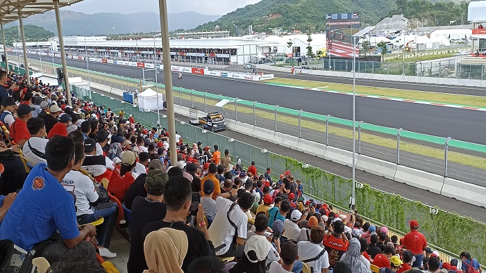 suasana-penonton-motogp-mandalika-di-premium-grandstand-zona-b-sirkuit-mandalika.jpg
