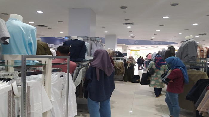Lebaran Masih Jauh, Warga Mataram Mulai Berburu Baju