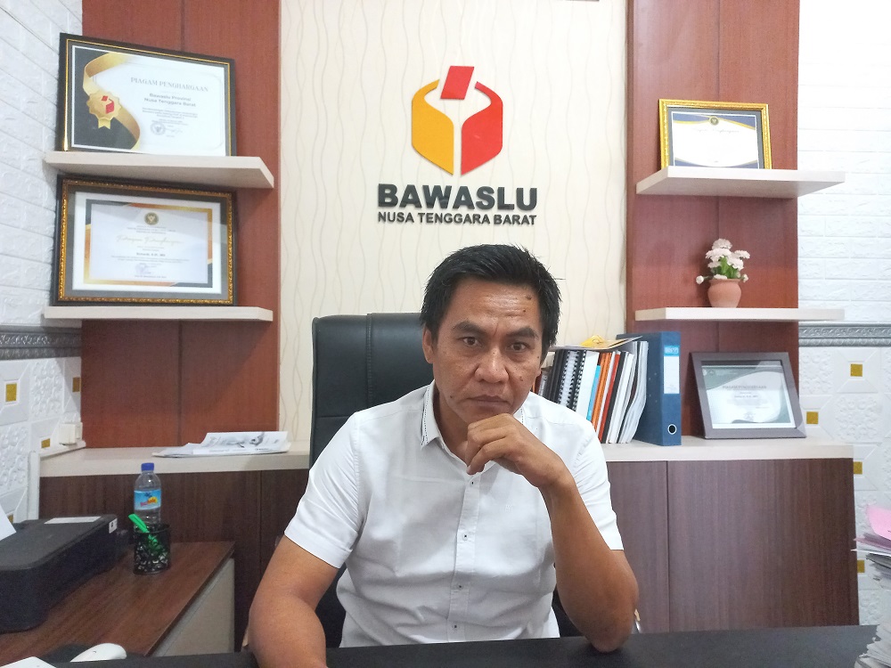suhardi-sip-mh-komisioner-bawaslu-provinsi-ntb.jpg